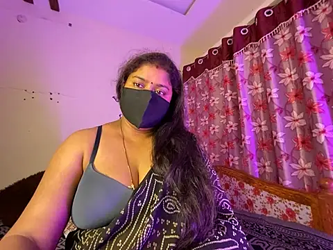 LouleyRanii Show in webcam