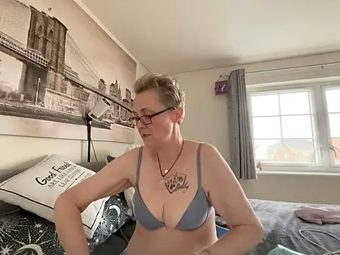 Chat XXX ao vivo de Curvy-Jinx