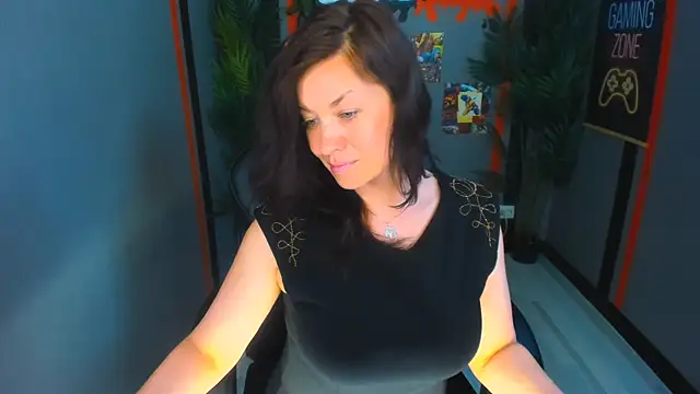 AnaMills Adlı Modelin Canlı XXX Sohbeti