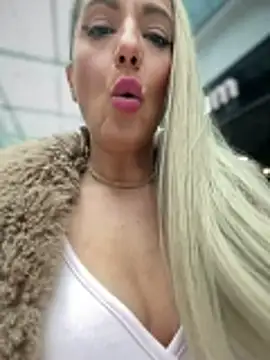 XXX chat uživo modela adya-aly