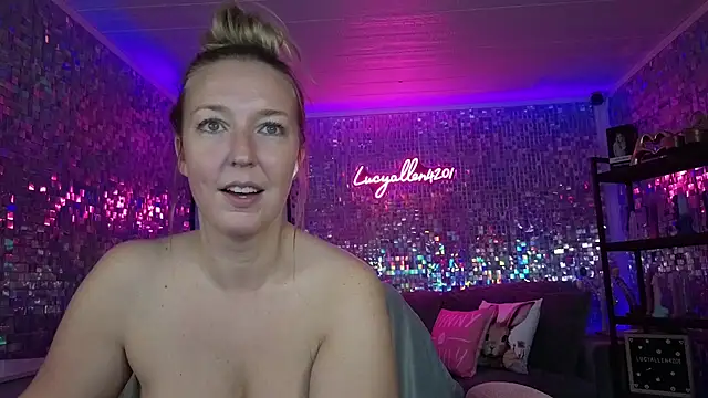 lucyallen4201 Adlı Modelin Canlı XXX Sohbeti