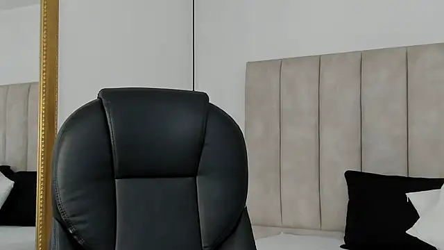 دردشة Megan-8 الجنسية المباشرة