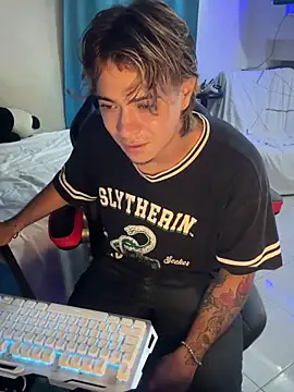 AngelLatinBoy élő XXX-chatje