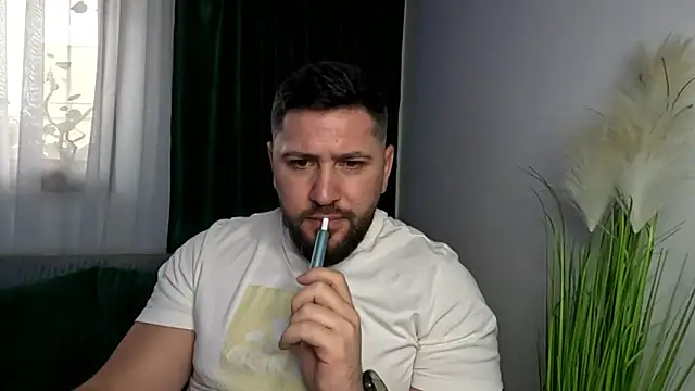 Gold_Alpha_Boy: διαδικτυακό σόου στην κάμερα