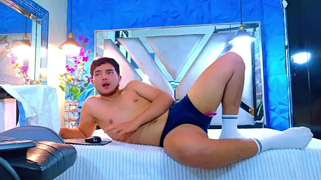 Oliver_Jamees: διαδικτυακό σόου στην κάμερα