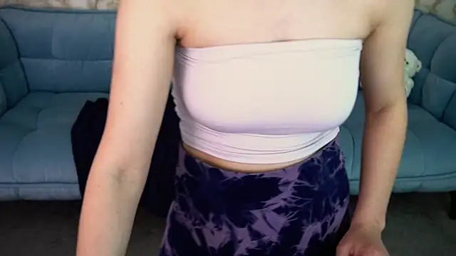 دردشة LiviaShy الجنسية المباشرة