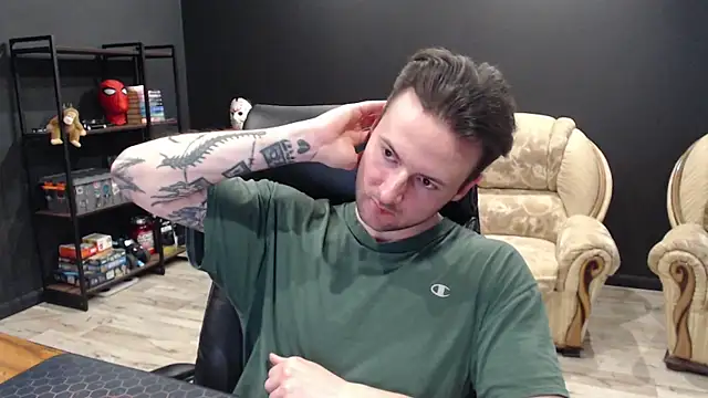 MihasikD: διαδικτυακό σόου στην κάμερα