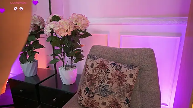 MilaCrave's Live XXX Chat