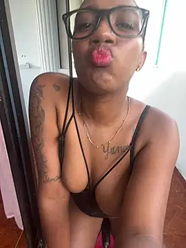 Emi_rousse Show in webcam