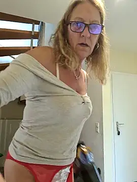 HotWifeLyn68's Live XXX Chat