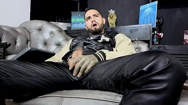 matteosantos Adlı Modelin Canlı XXX Sohbeti