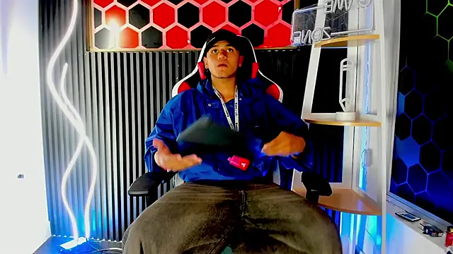 Show modela Ikaika_Kalani na web-kameri