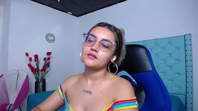 kathe-mills235 Adlı Modelin Canlı XXX Sohbeti