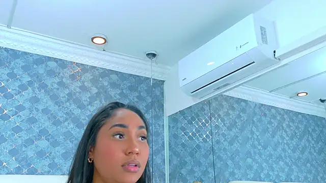 NaiomyLanes' Live XXX Chat