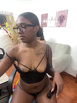 Chat +18 de Emi_rousse ao vivo