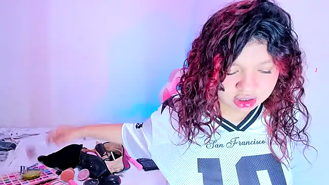 Emily_Coper18のライブXXXチャット