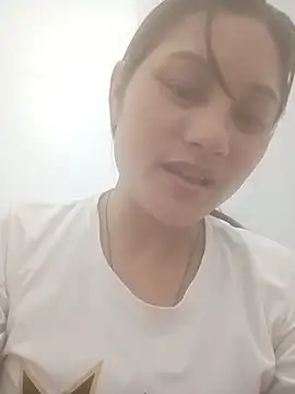 Momo-biki Adlı Modelin Web Kamerası Şovu