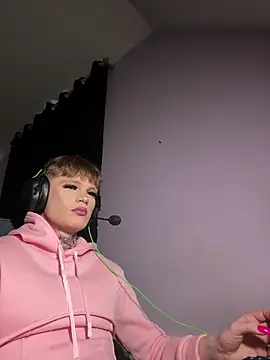 FemboyShow: διαδικτυακό σόου στην κάμερα