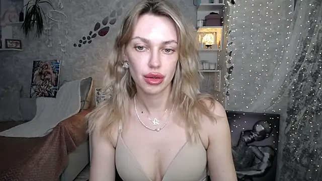 XXX chat uživo modela NickyAdamidi