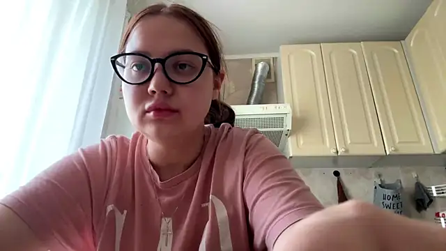 Emely_Cute Adlı Modelin Canlı XXX Sohbeti