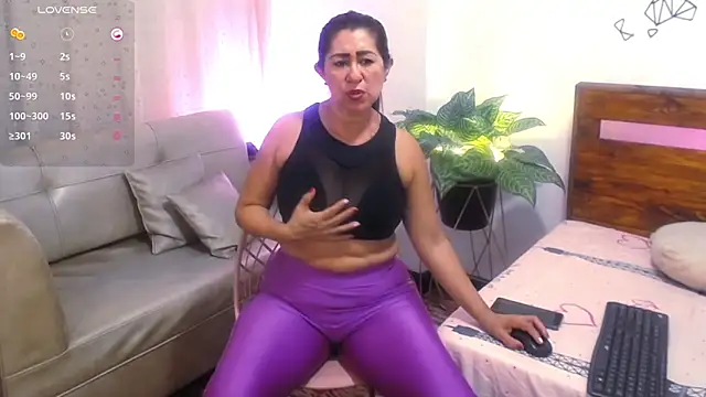 Yeseniaa25_ Adlı Modelin Canlı XXX Sohbeti