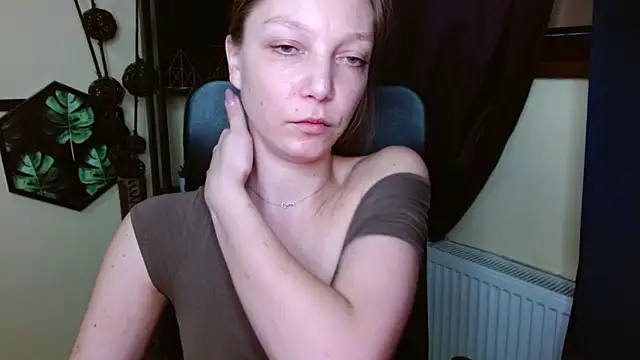 EmillyPlay Adlı Modelin Canlı XXX Sohbeti