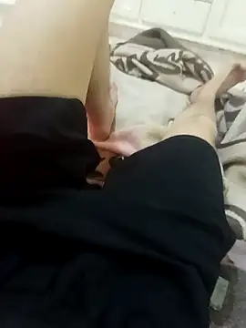 qamar97: διαδικτυακό σόου στην κάμερα