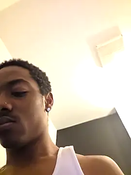 hormoneactivated: διαδικτυακό σόου στην κάμερα