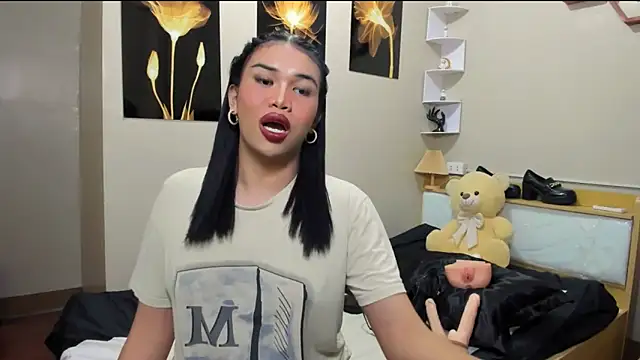 hugecelestina: διαδικτυακό σόου στην κάμερα