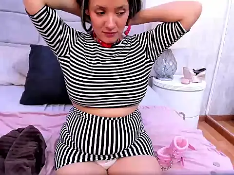 CynthiaMore Adlı Modelin Canlı XXX Sohbeti