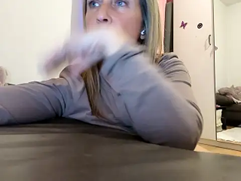 Онлайн чат XXX sweethotmilf888