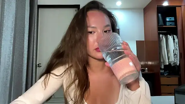 แชท XXX สดของ kamila_18_french