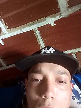 Tayzon09: διαδικτυακό σόου στην κάμερα