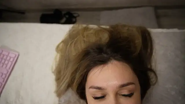 wineandboobss: διαδικτυακό σόου στην κάμερα