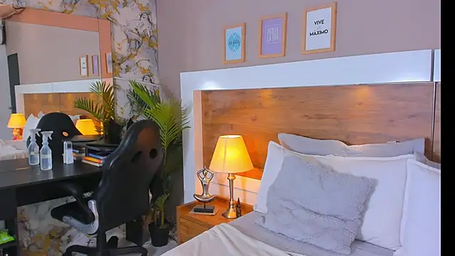 EmaBakker: онлайн-секс-чат