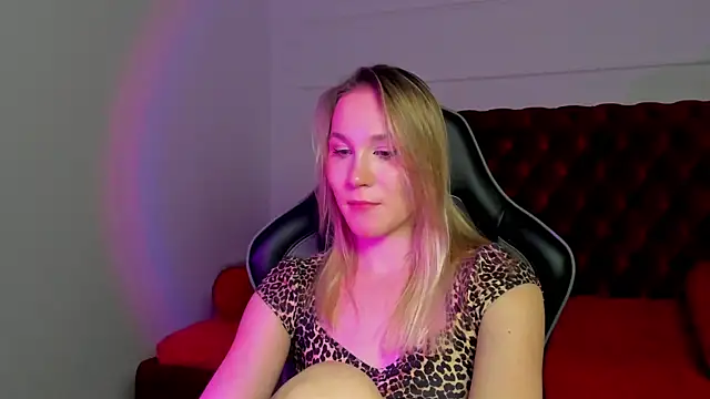 ElaraVoltage Webcam-Show