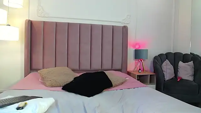 LiaTrainor's Live XXX Chat