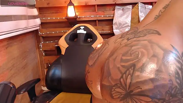 vayolettatto_bigass' Webcam Show