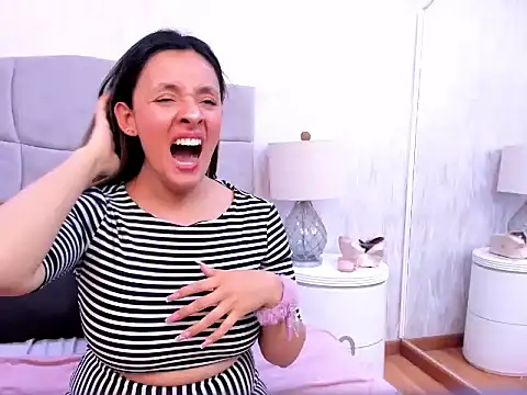 CynthiaMore 即時 XXX 聊天