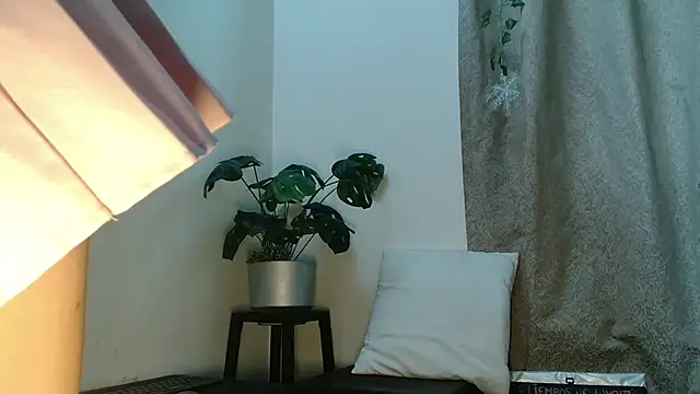 Dama_Scarlata18 Adlı Modelin Canlı XXX Sohbeti