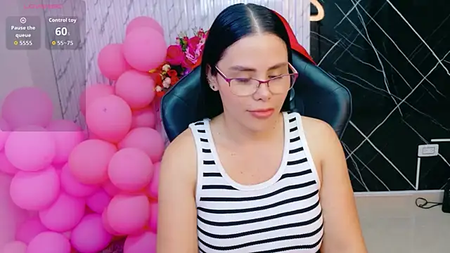 lararoberts_ Adlı Modelin Canlı XXX Sohbeti