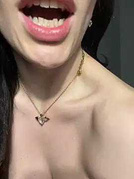 JolieBee's Live XXX Chat