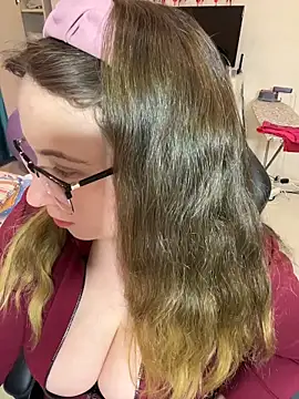 DienkaGreen Chat XXX live