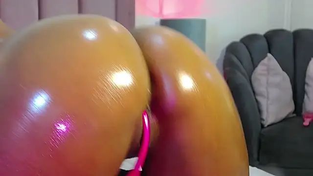 LiaTrainor's Live XXX Chat