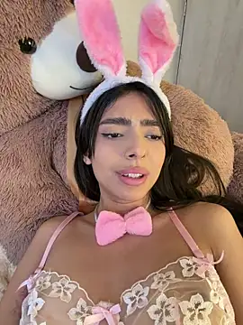 Show modela ZaraLuuv na web-kameri