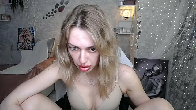 XXX chat uživo modela NickyAdamidi