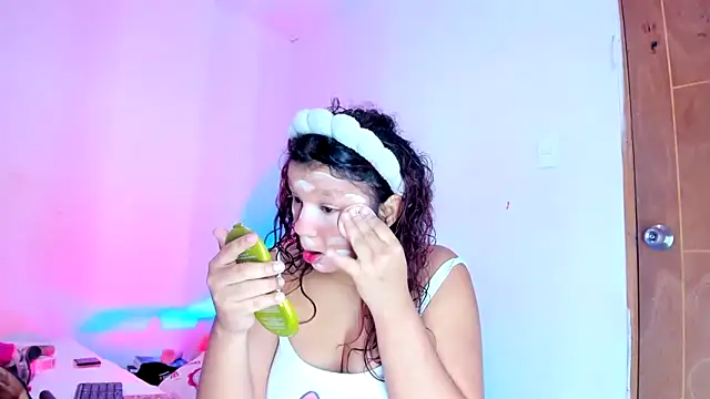 Emily_Coper18's Live XXX Chat