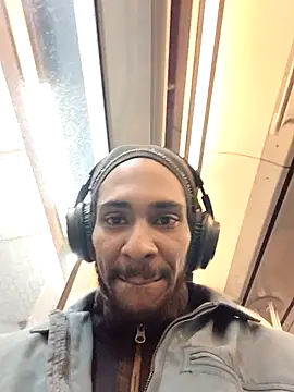 Mikaaa97: διαδικτυακό σόου στην κάμερα