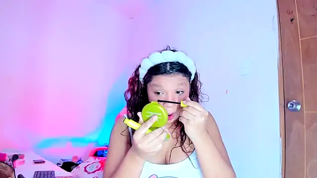 Emily_Coper18 Chat XXX in diretta