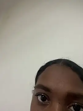 Emi_rousse élő XXX-chatje